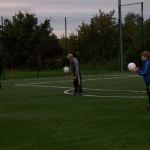 Młodzi piłkarze Stomilu trenują na orliku